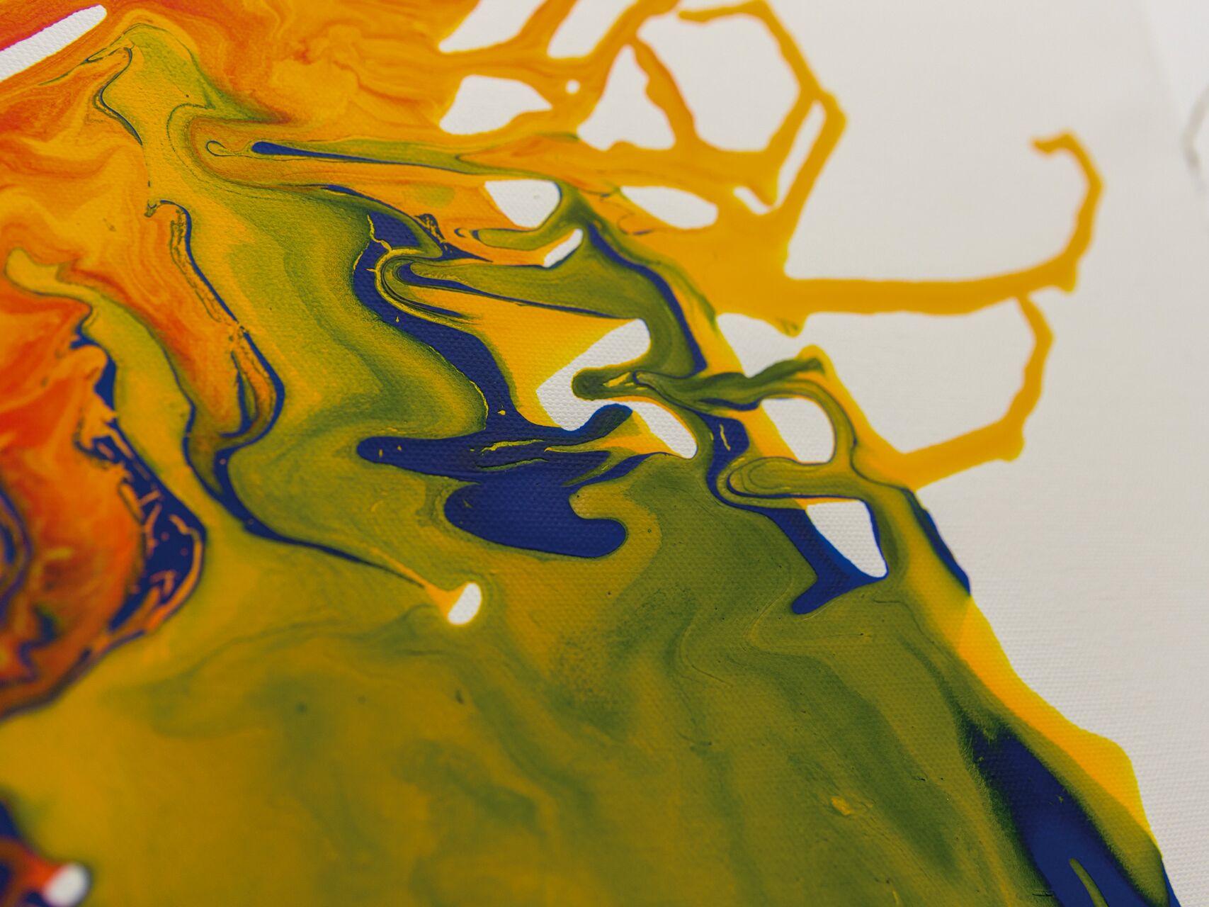 Abstraktes Gemälde mit fließenden Gelb-, Grün- und Blautönen, die ineinander übergehen und dynamische Formen bilden.